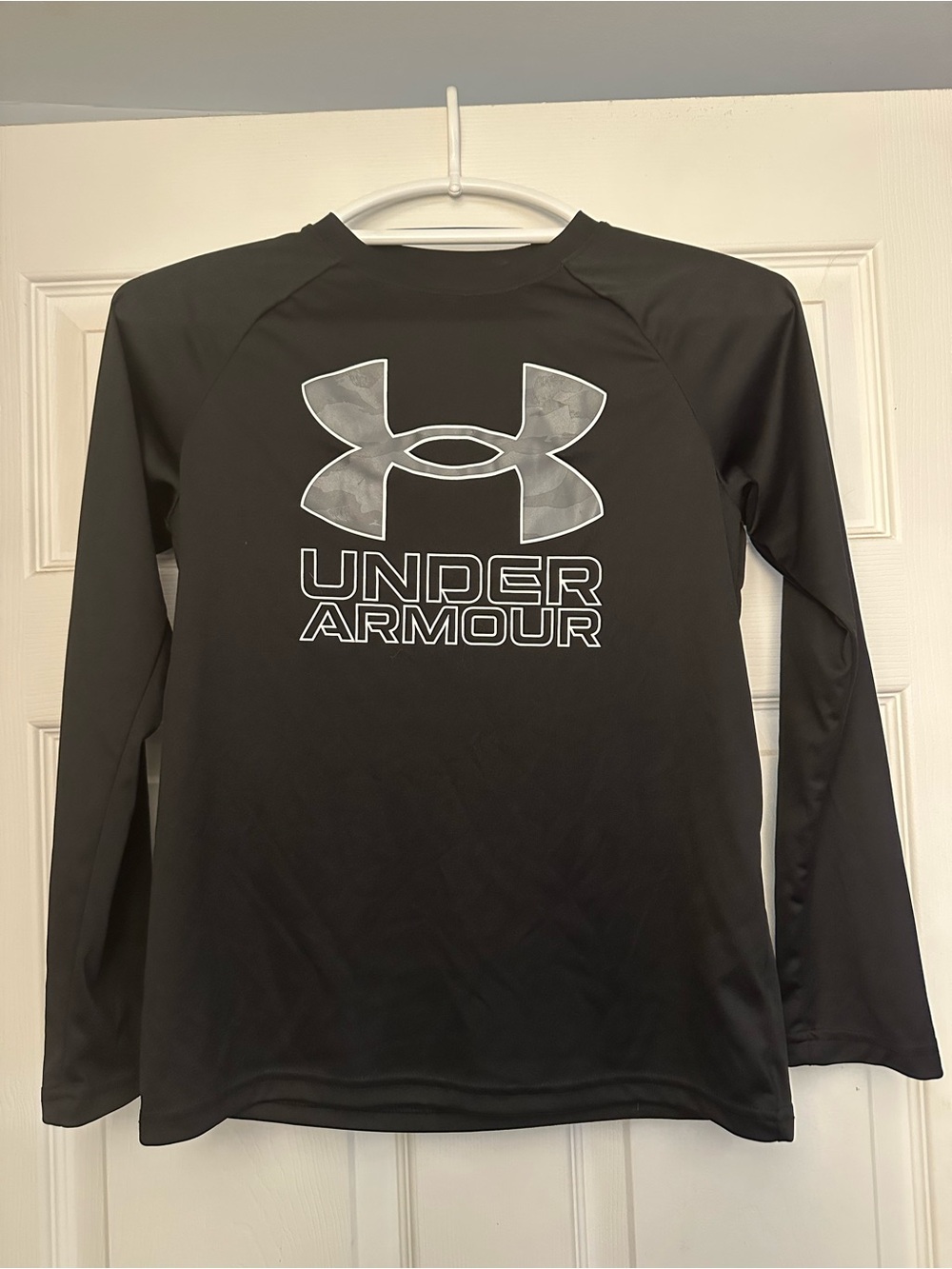 Boys Medium Under Armour Black Long Sleeve Logo Tee